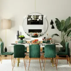 Salle à manger moderne avec six chaises en velours vert émeraude et une table blanche, parfaite pour une dimension salle à manger 8 personnes.