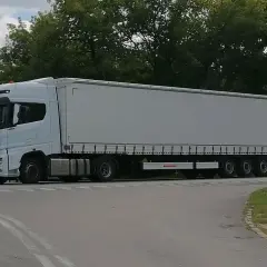 Ile waży ciężarówka z naczepą? Zaskakujące fakty o masie pojazdów