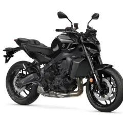 Czarny motocykl Yamaha MT09, z agresywnym przodem i sportowym charakterem, gotowy na podbój dróg.