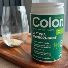 Suplement diety Colon ułatwia wypróżnianie i dba o pracę jelit. Zawiera błonnik, probiotyk i prebiotyk.