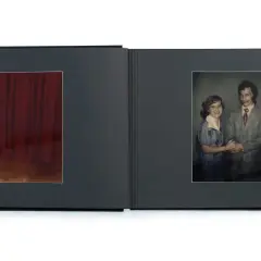 Aneta Grzeszykowska w albumie: z lewej czerwona kurtyna, z prawej para w strojach z lat 70.