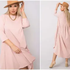 Kobieta w różowej sukience oversize i kapeluszu, prezentująca sukienkę z przodu i z tyłu.