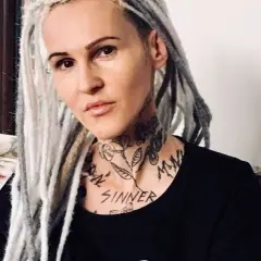 Kobieta z dredami i tatuażami na szyi, w tym napisem "Sinner". Ciekawe, ile lat ma syn Chylińskiej?