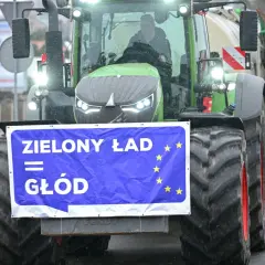 Rolnicy protestują przeciwko Zielonemu Ładowi, który ich zdaniem oznacza głód. Traktory jadą w kolumnie.