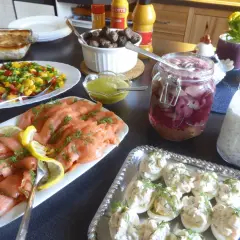 Ett härligt påskbord med mat som gravad lax, köttbullar, sill och ägghalvor.