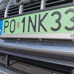 Zielone tablice rejestracyjne w Polsce na Audi e-tron. Numer PO 1NK 33.
