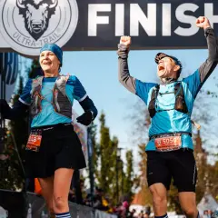 Dwaj biegacze z radością przekraczają linię mety Bison Ultra-Trail Supraśl.