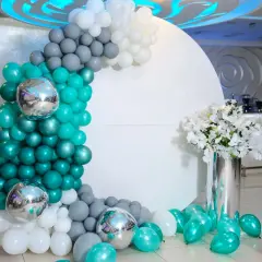 Girlanda z turkusowych, białych i szarych balonów, z lustrzanymi kulami. Ile balonów na girlandę? Tyle, by stworzyć tę piękną dekorację!