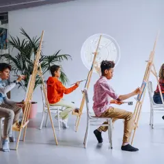 Des enfants concentrés sur leurs toiles, un tableau facile à peindre pour exprimer leur créativité.