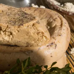 Sardynia oferuje unikalne sery. Casu marzu cena jest wysoka ze względu na jego specyfikę.
