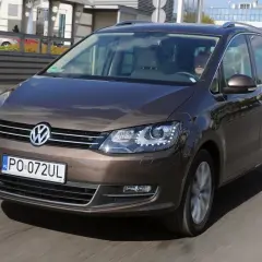 Brązowy Volkswagen Sharan, jeden z najbardziej polecanych samochodów 7-osobowych, jedzie ulicą.