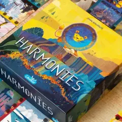 Das Spiel "Harmonies" ist ein kooperatives Gesellschaftsspiel mit wunderschönen Illustrationen von Tieren und Natur.