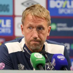 Trenerzy Premier League, Graham Potter, podczas konferencji prasowej.
