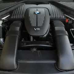 Silnik V8 BMW X5 2023 z widocznym logo BMW.