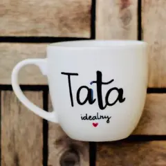 Biały kubek z napisem "Tata idealny" i serduszkiem, idealny prezent na Dzień Ojca.