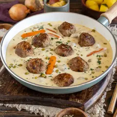 Herzhafte Frikadellen in cremiger Soße mit Erbsen und Karotten, ein köstliches Wikingertopf Rezept.