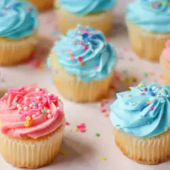 Söta cupcakes med blå och rosa frosting, strössel. Perfekt för ett gender reveal tårta recept.