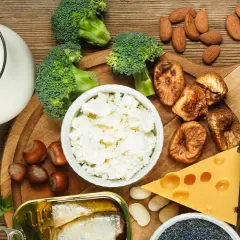 Latte, formaggio, broccoli, mandorle, sardine e altri alimenti ricchi di calcio per ossa forti.