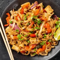 Pad Thai jak jeść? Odkryj sekrety smaku i tajskiej etykiety!