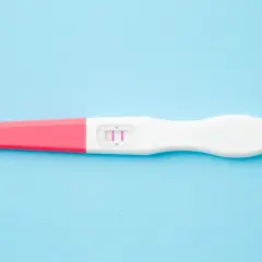 Test ciążowy z dwoma różowymi paskami, wskazujący pierwsze oznaki ciąży.
