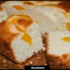 Puszyste ciasto z mąki ryżowej z kawałkami brzoskwini, pokrojone na porcje.