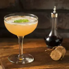 En läcker old cuban-cocktail med mynta och lime, redo att avnjutas.