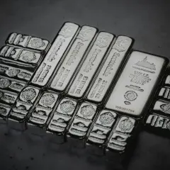 Mehrere Silberbarren, darunter Scottsdale 20 Troy oz und Wall Street Mint, glänzen im Licht.