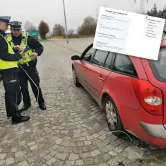 Policjanci sprawdzają pojazd pod kątem zgodności z przepisami krakowskiej strefy czystego transportu.