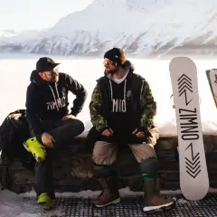 Co jest lepsze narty czy snowboard? Porównanie dla początkujących
