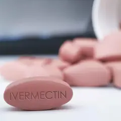 Tabletka z napisem "IVERMECTIN". Co to jest? Lek przeciwpasożytniczy.
