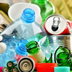 Szkło, plastik, puszki, baterie i kartony – to wszystko surowce wtórne, które nadają się do przetworzenia, dając nowe życie zużytym materiałom.