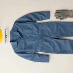 Equipo de protección personal: mono azul, casco amarillo, gafas, guantes grises y botas negras.