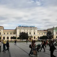 Ludzie na placu przed Dworcem Głównym w Krakowie. Szukasz informacji, jak dojechać z dworca w Krakowie do Prokocimia?
