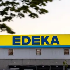 Das EDEKA-Logo leuchtet gelb. Heute ist ein Streik bei Edeka angekündigt, was die Lieferungen beeinflussen könnte.