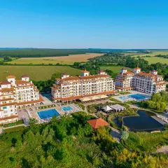 Kompleks hotelowy z basenami i jeziorkiem, otoczony zielenią. Wspaniałe złote piaski atrakcje czekają!