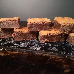 En hög med fudgy brownies, perfekta för ett brownie recept.