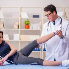 Specjalizacja z fizjoterapii: 3 lata do eksperta. Ile kosztuje i co zyskasz?