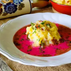 Pyszny przepis na barszcz czerwony z ziemniakami, podany z ziemniaczanym purée i koperkiem. Idealny na chłodne dni.