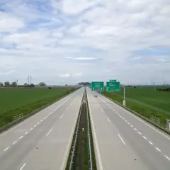 Autostrada w Czechach z zielonymi znakami drogowymi wskazującymi kierunki.