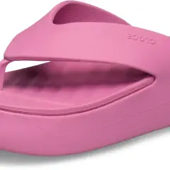 Un paio di crocs rosa con zeppa, perfette per un look estivo audace e comodo.