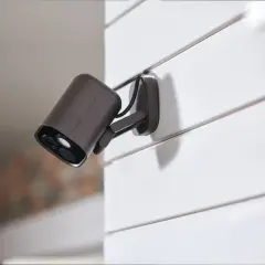 Cámara de seguridad con diseño moderno, su lente tipo iris camara vigila tu hogar.