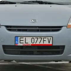 Szara tablice el. EL 077FV z logo Daihatsu Auto Club.
