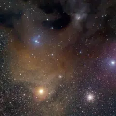 Mgławice i gwiazdy w Skorpionie, w tym jasny Antares.