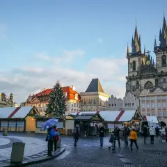 Rynek w Pradze z jarmarkiem świątecznym i Kościołem Marii Panny przed Tynem.