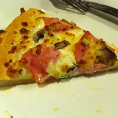 Ile kosztuje mała pizza w Pizza Hut? Ceny, które cię zaskoczą