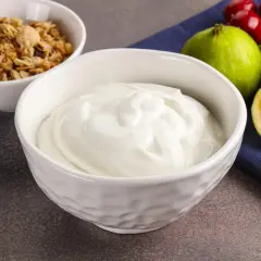 Gęsty jogurt grecki, idealny na śniadanie. Sprawdź jogurt grecki kcal i ciesz się zdrowym posiłkiem z figami i granolą.