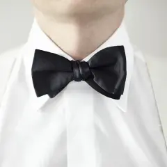 Elegancka biała koszula z czarną muchą i białymi szelkami. Idealny wybór, jeśli zastanawiasz się, jaki kołnierzyk do muchy pasuje najlepiej.