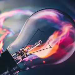 Żarówka z kolorowym dymem w środku. Zastanawiasz się, ile watów ma taka żarówka LED?