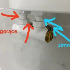 Zawory grzejnika, jeden oznaczony jako "gorące", drugi jako "zimne". Przy odpowietrzaniu grzejnika nie leci woda, co może wskazywać na problem z obiegiem.