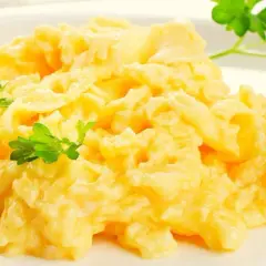 Puszysta jajecznica, idealna na śniadanie. Dowiedz się, jak zrobić jajecznicę krok po kroku.
